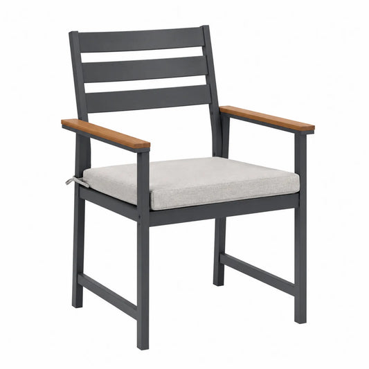 Silla de exterior de metal con brazos de madera y cojín gris