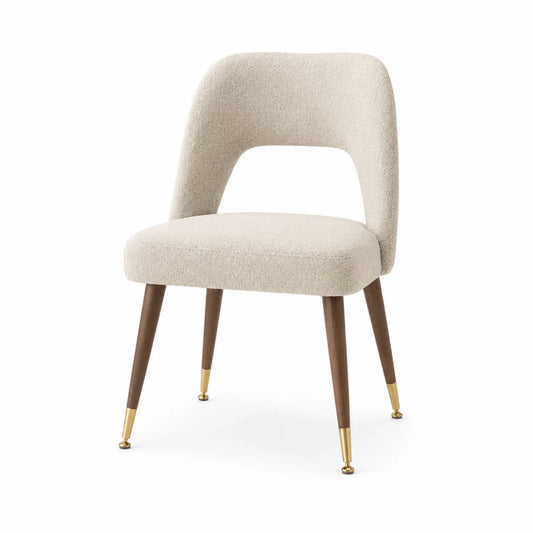 Silla de tela bouclé beige con patas de madera y detalles dorados